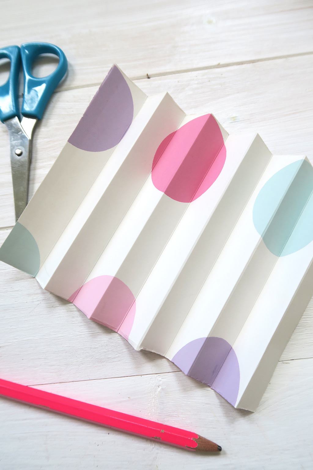 How to make a circle fan out of paper by The Listed Home